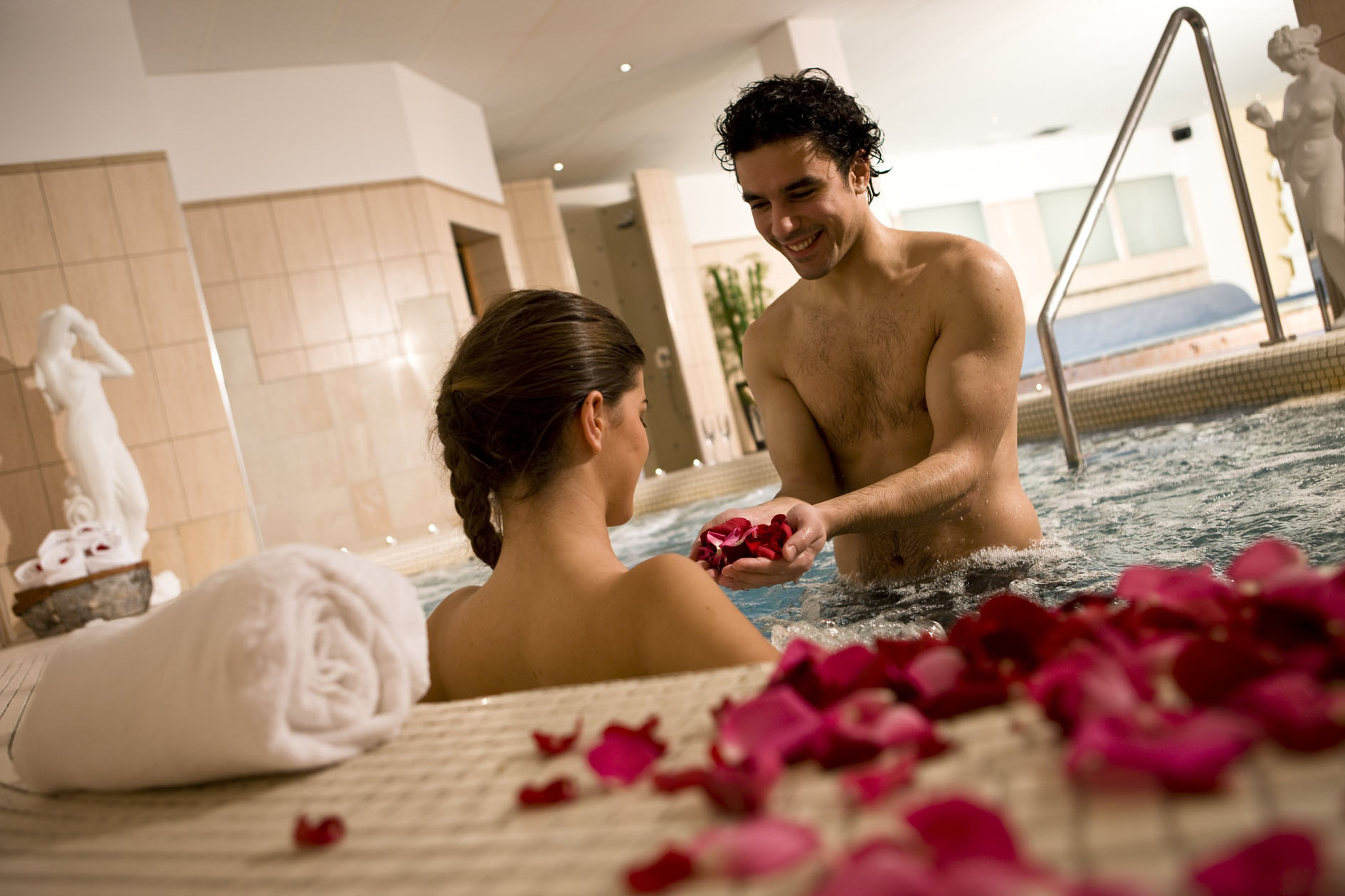 Пока жена в ванной муж. Романтика в ванной. Удовольствие в ванной. Мужчина в романтической ванной. Романтик в ванне.